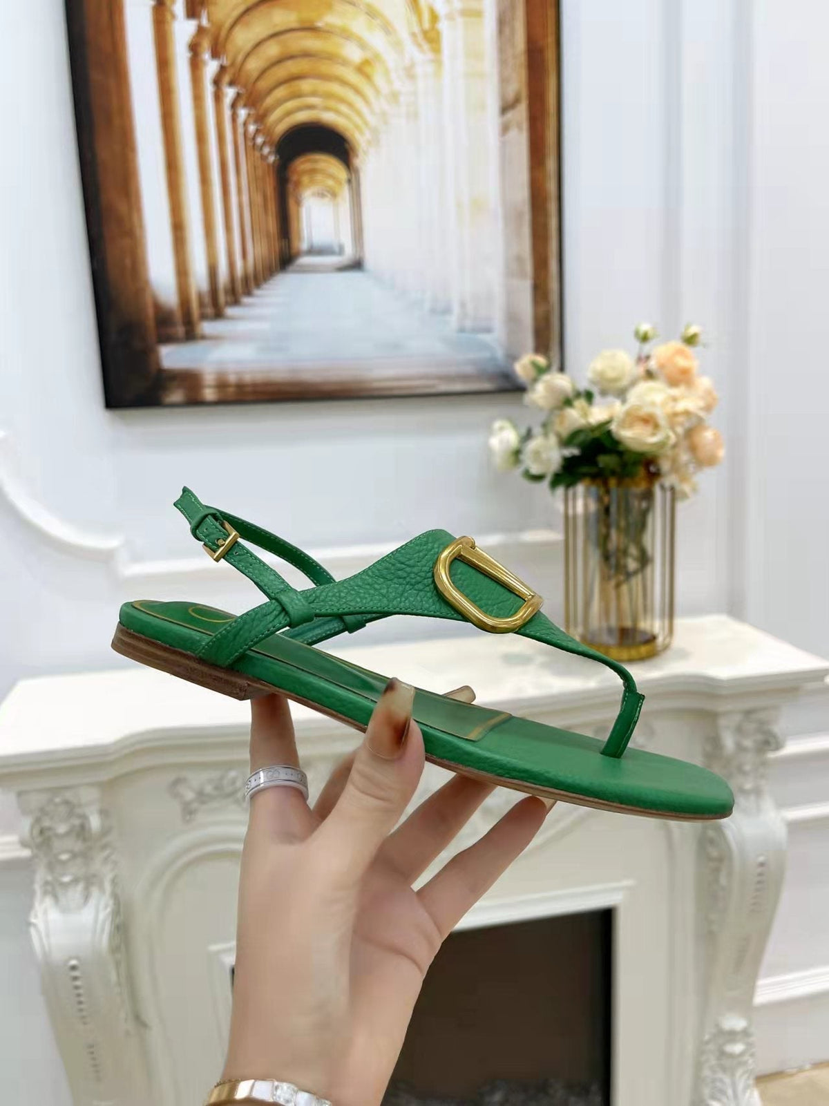 THONG SANDALS IN EMERALD GREEN CALFSKIN WITH GOLD LOGO