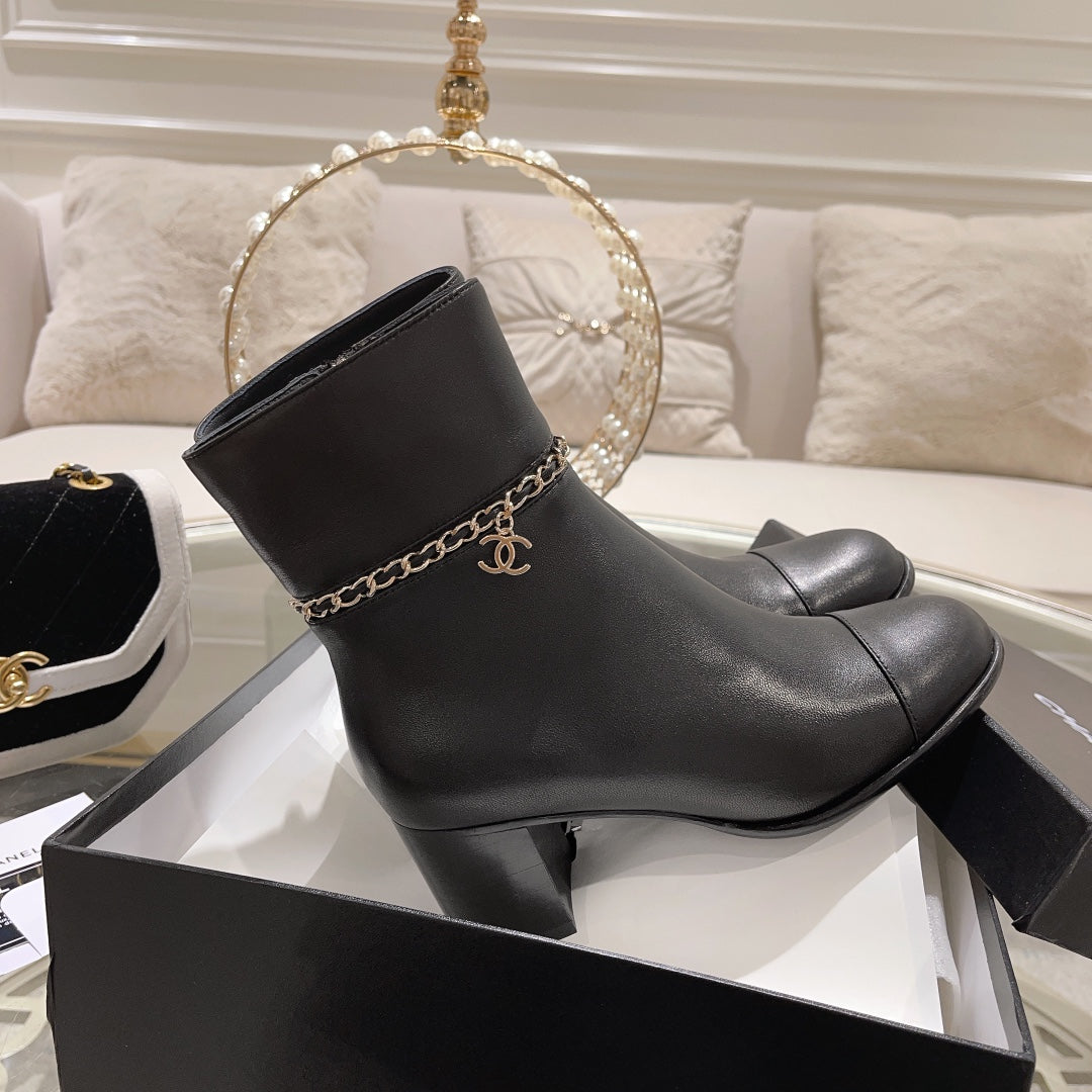MID-HEEL ANKLE BOOTS IN BLACK SMOOTH CALFSKIN