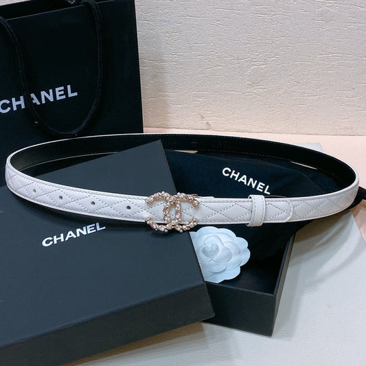 CC BELT 20MM IN WHITE EMBROIDERED CALFSKIN GOLD HARDWARE ATTACH PEARL