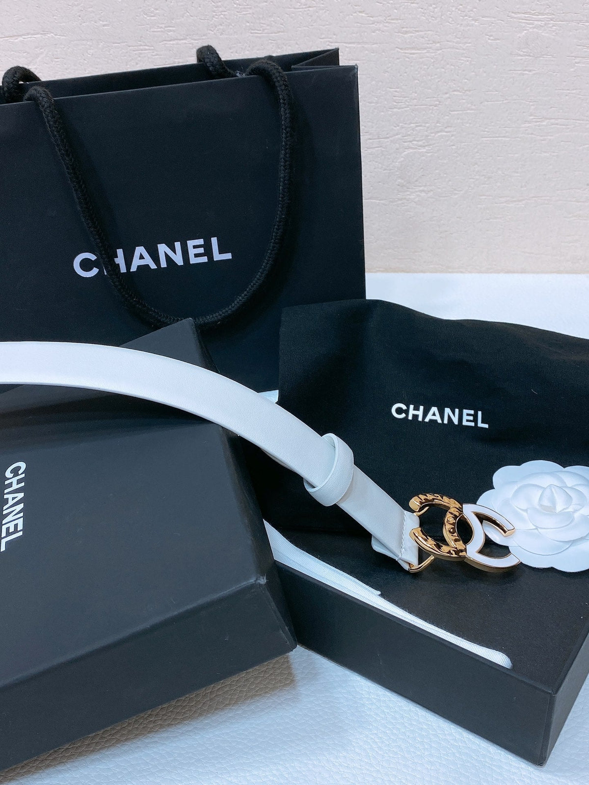 CC BELT 30MM IN WHITE SMOOTH CALFSKIN GOLD MIX WHITE METAL LOGO