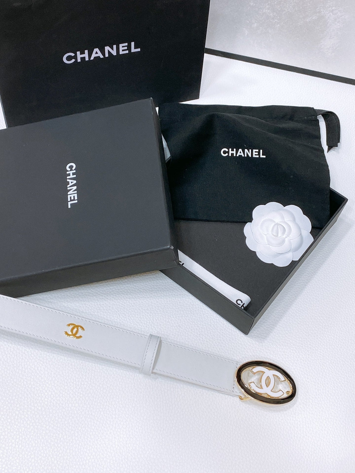 CC 30MM BELT IN WHITE SMOOTH CALFSKIN WHITE MIX BLACK METAL LOGO GOLD HARDWARE