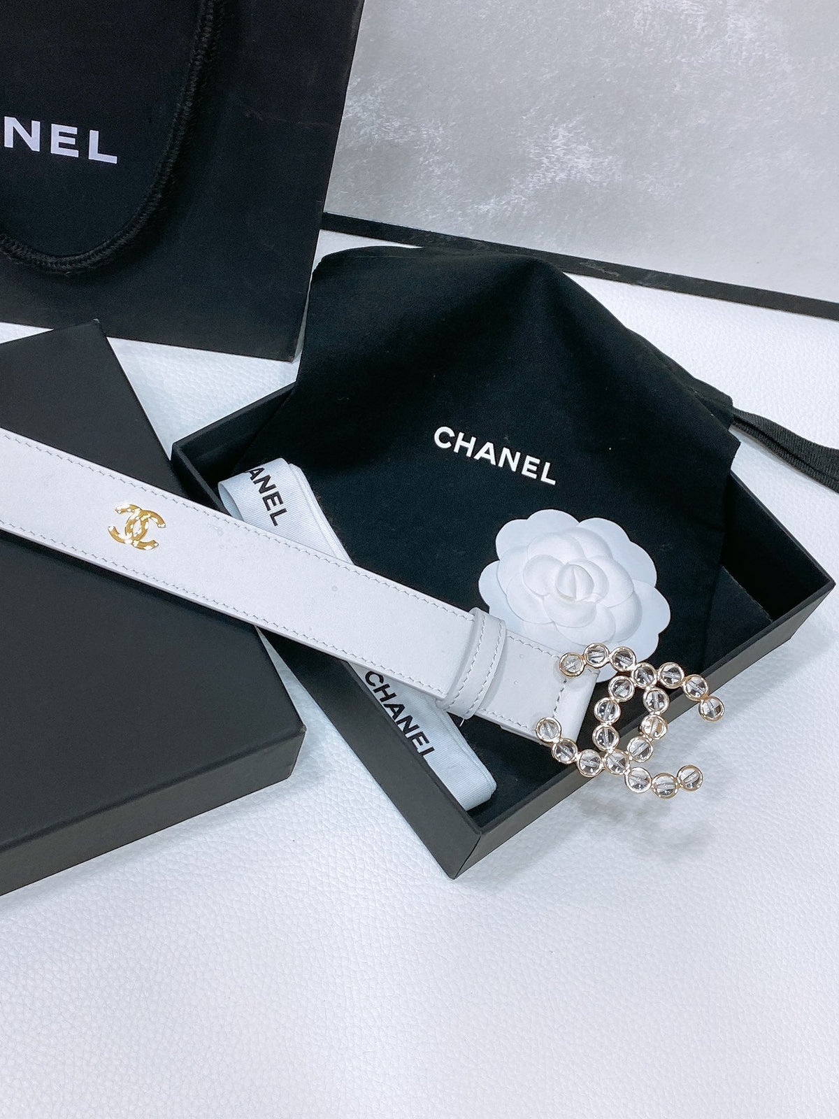 CC BELT 30 MM IN WHITE CALFSKIN PEARL LOGO WITH GOLD HARDWARE