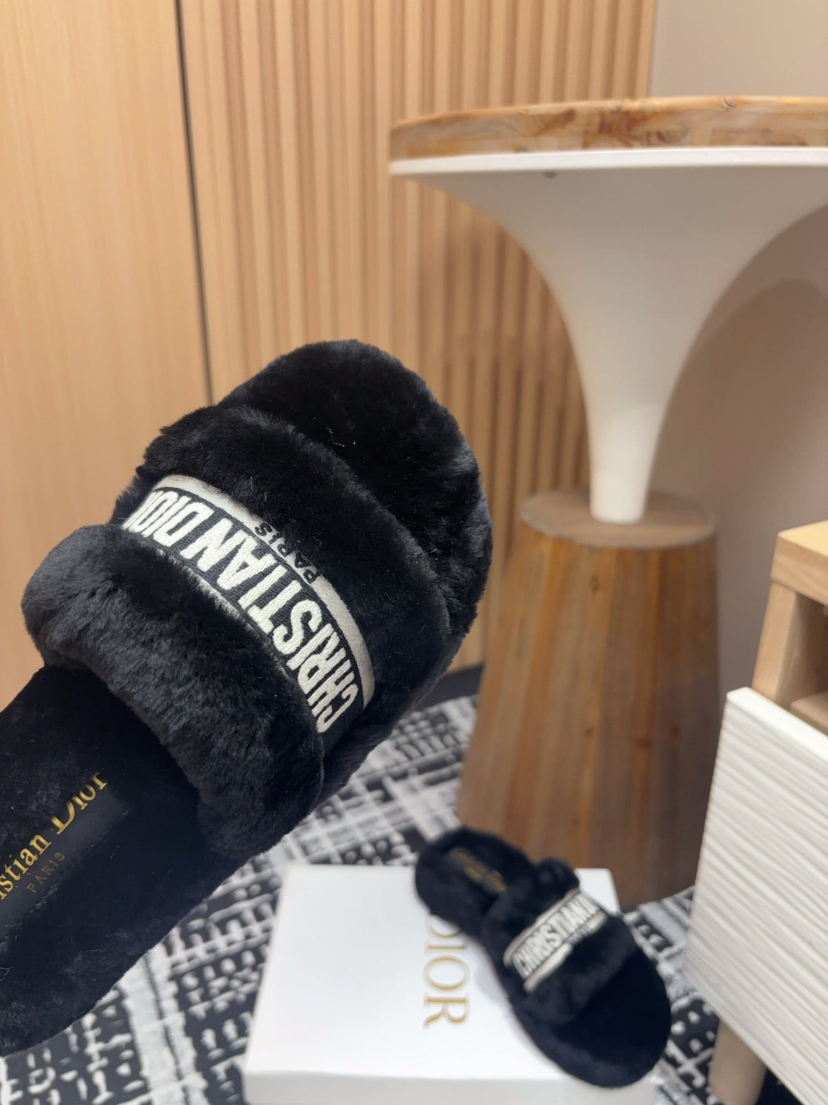 THICK-SOLE SLIPPERS BLACK SHEARLING WITH EMBROIDERED LOGO