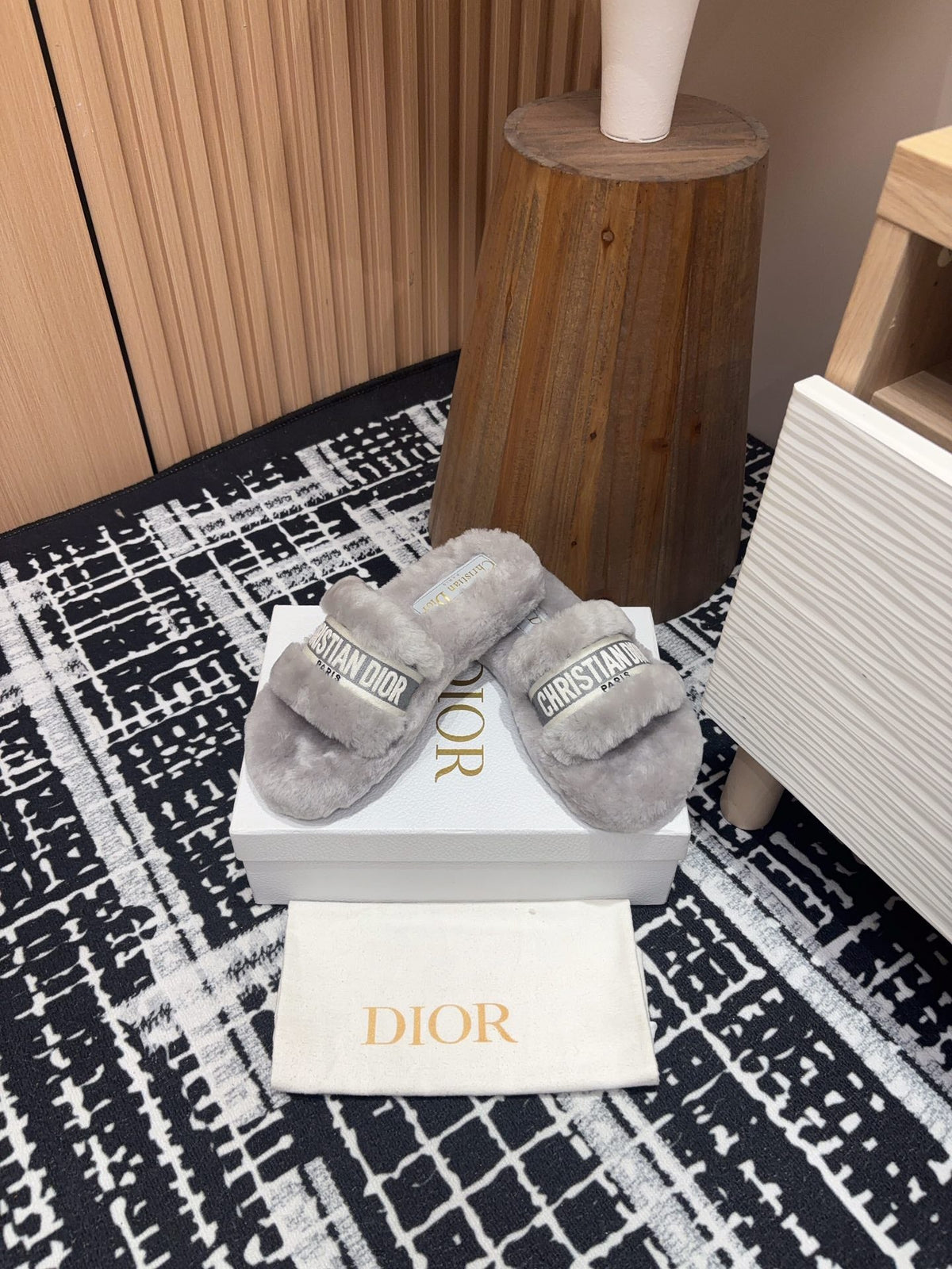 THICK-SOLE SLIPPERS IN PALE GRAY SHEARLING WITH EMBROIDERED LOGO