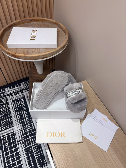 THICK-SOLE SLIPPERS IN PALE GRAY SHEARLING WITH EMBROIDERED LOGO