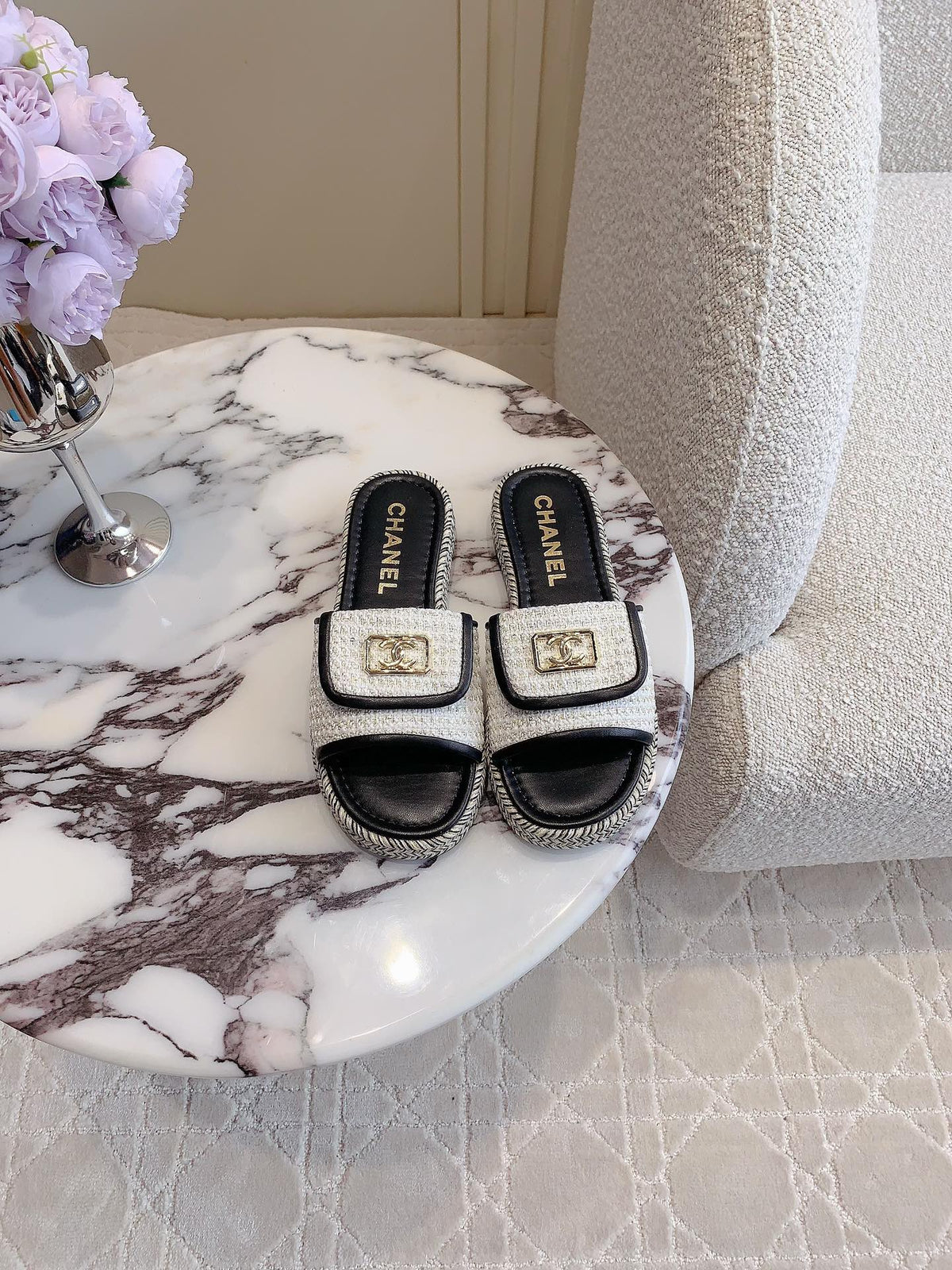 PLATFORM SLIPPERS IN WHITE WOOL AND BLACK LAMBSKIN
