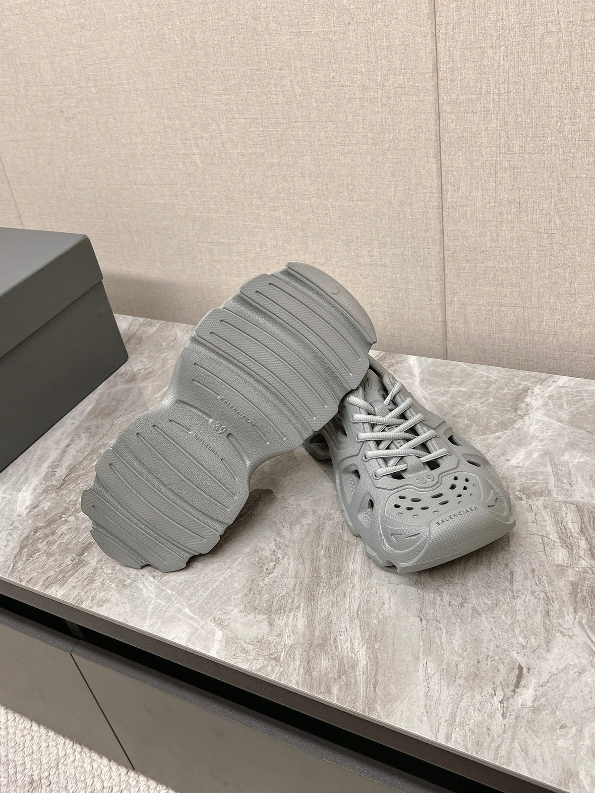 SNEAKERS IN FRIAR GRAY RUBBER