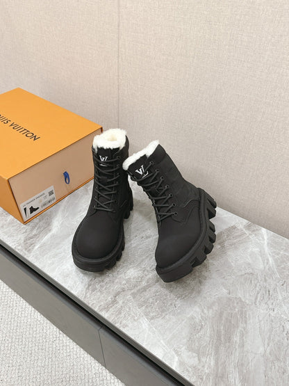 MARTIN ANKLE BOOTS IN BLACK SUEDE AND WHITE SHEARLING LINING