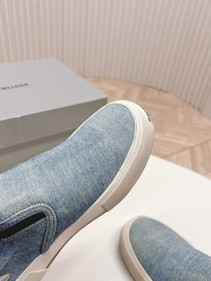 SLIP-ON SNEAKERS GRAFFITI IN LIGHT BLUE DENIM