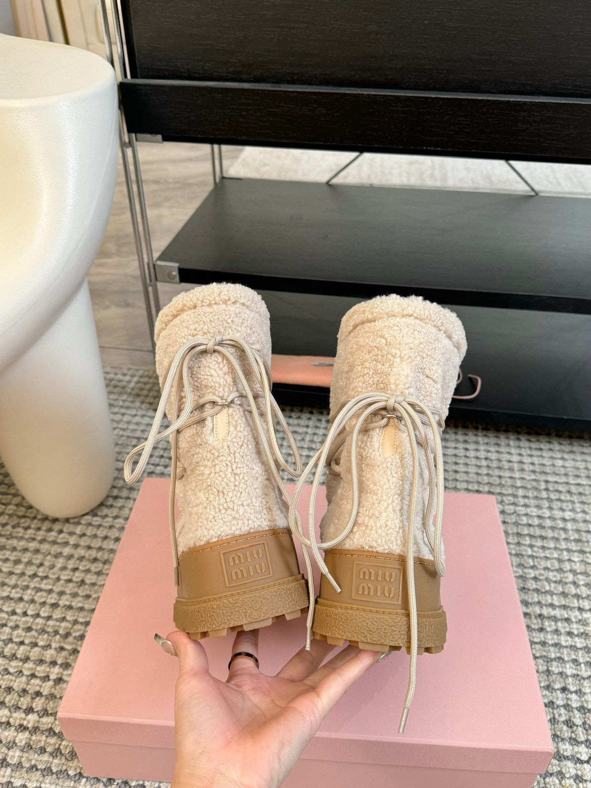 SNOW ANKLE BOOTS IN COSMIC LATTE SHEARLING
