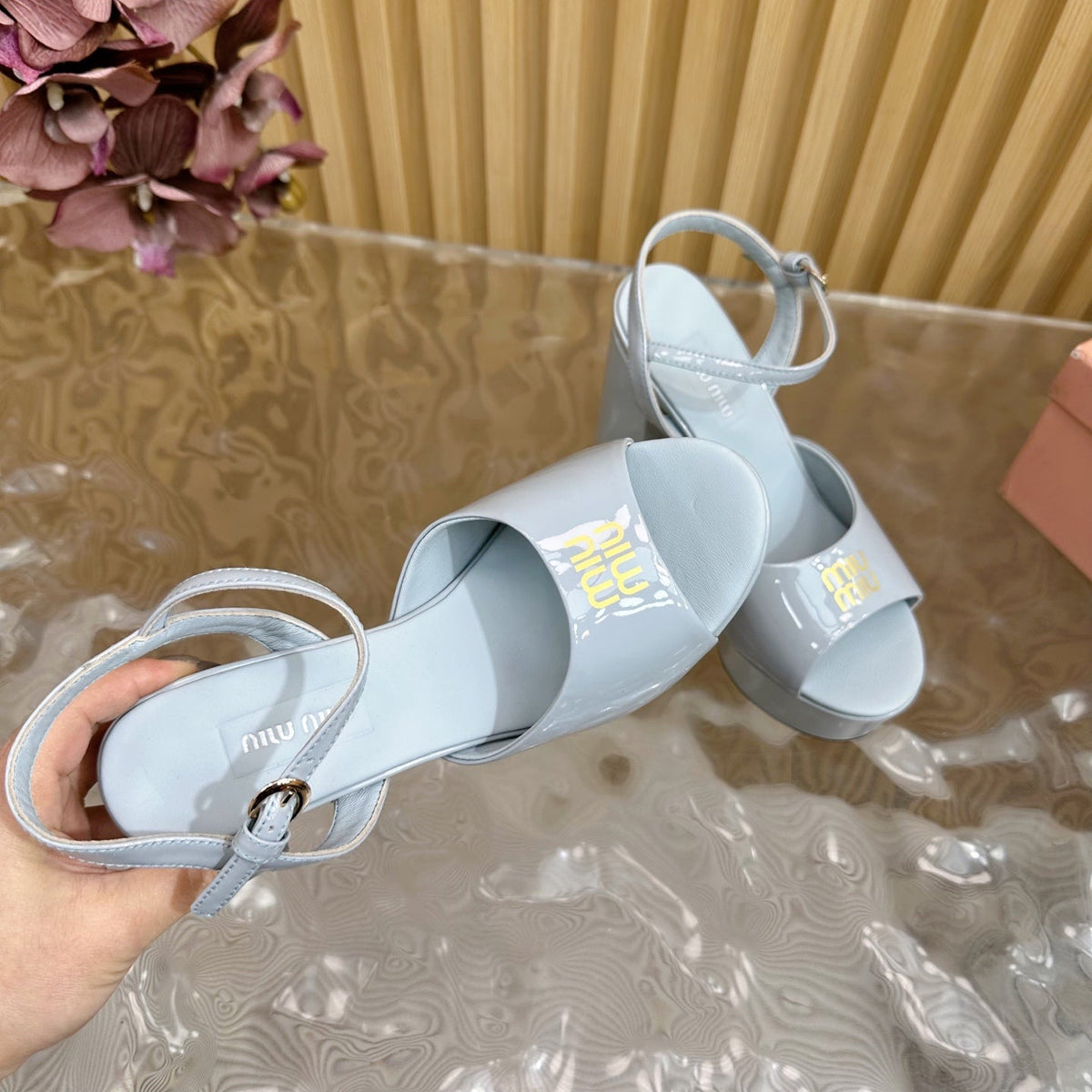 PLATFORM HEELS IN BABY BLUE PATENT CALFSKIN GOLD LOGO IN STRAP