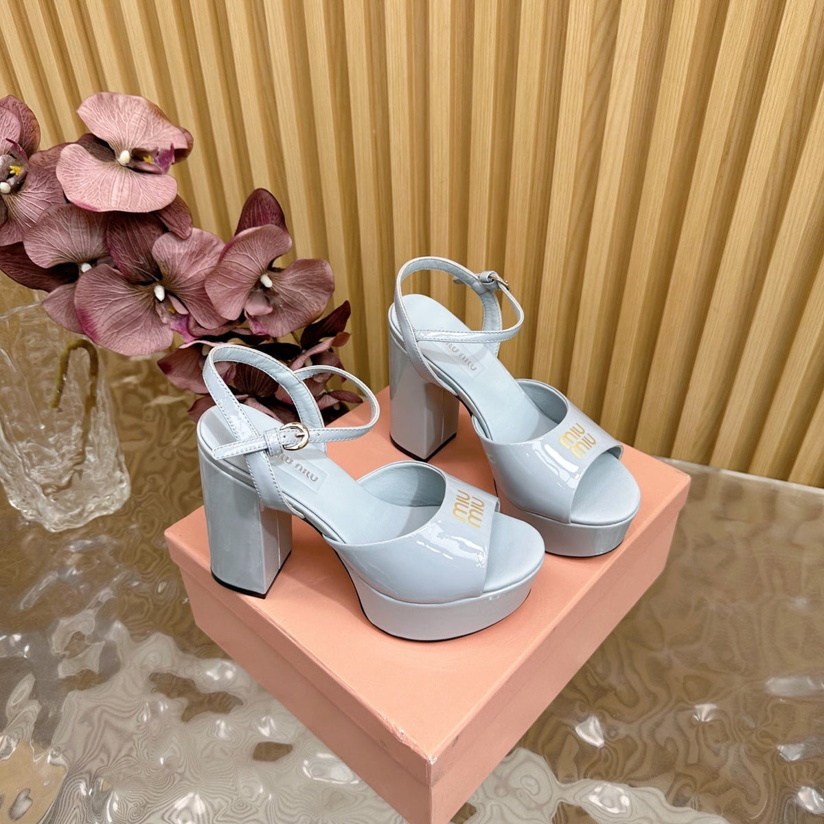PLATFORM HEELS IN BABY BLUE PATENT CALFSKIN GOLD LOGO IN STRAP