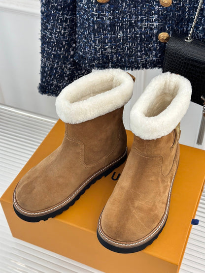 CHUNKY SOLE SNOW BOOTS IN PEANUT BROWN SUEDE AND WHITE WOOL