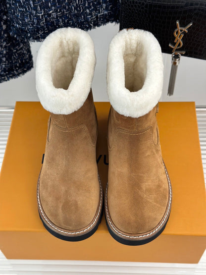 CHUNKY SOLE SNOW BOOTS IN PEANUT BROWN SUEDE AND WHITE WOOL