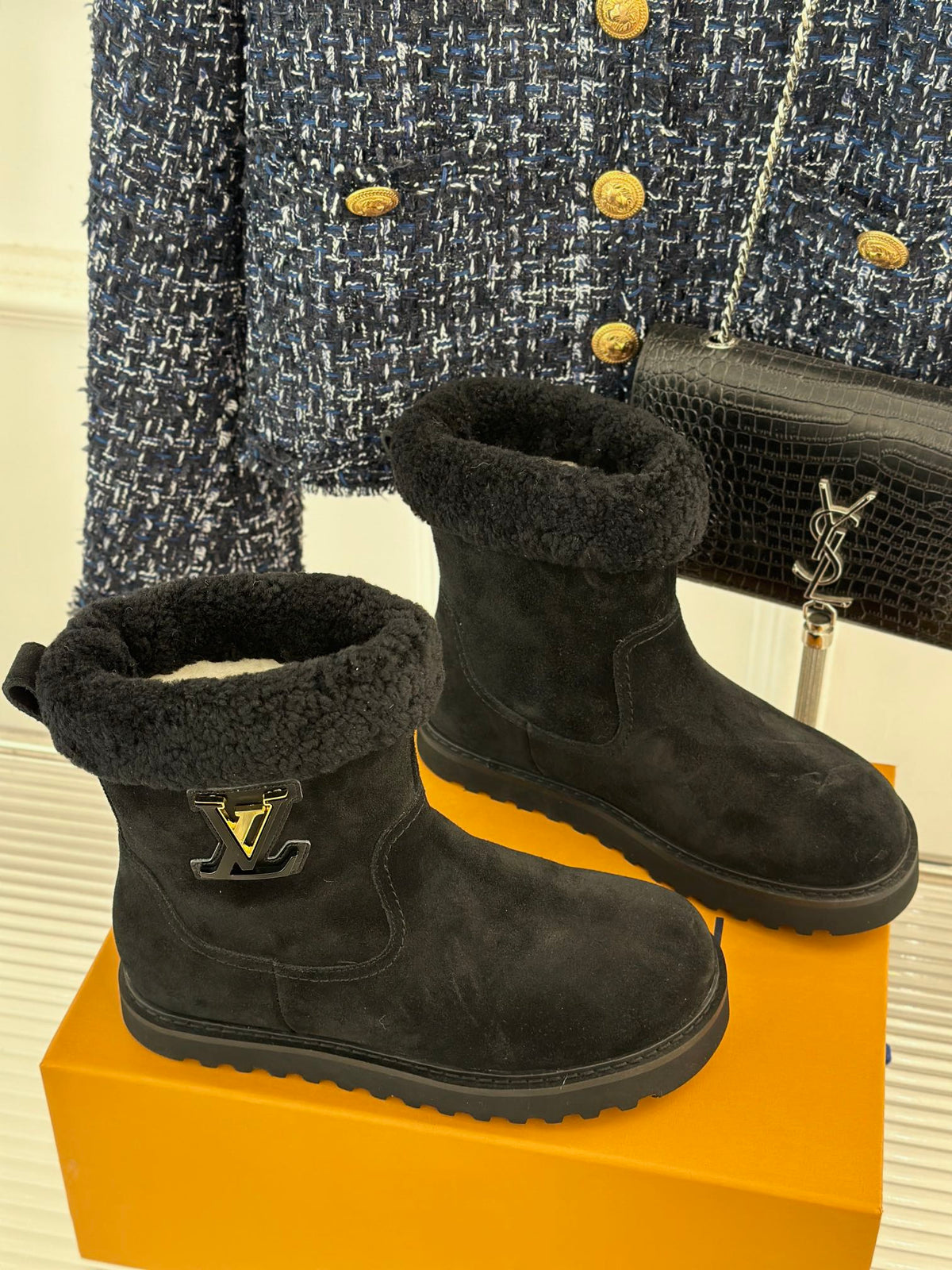 CHUNKY SOLE SNOW BOOTS IN BLACK SUEDE AND WOOL