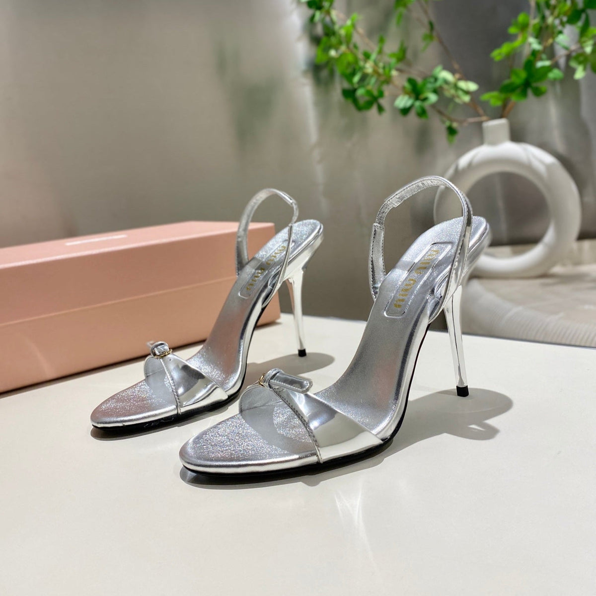 TWO STRAP HIGH HEELED SANDALS IN SILVER METALLIC GLOSSY SHEEPSKIN