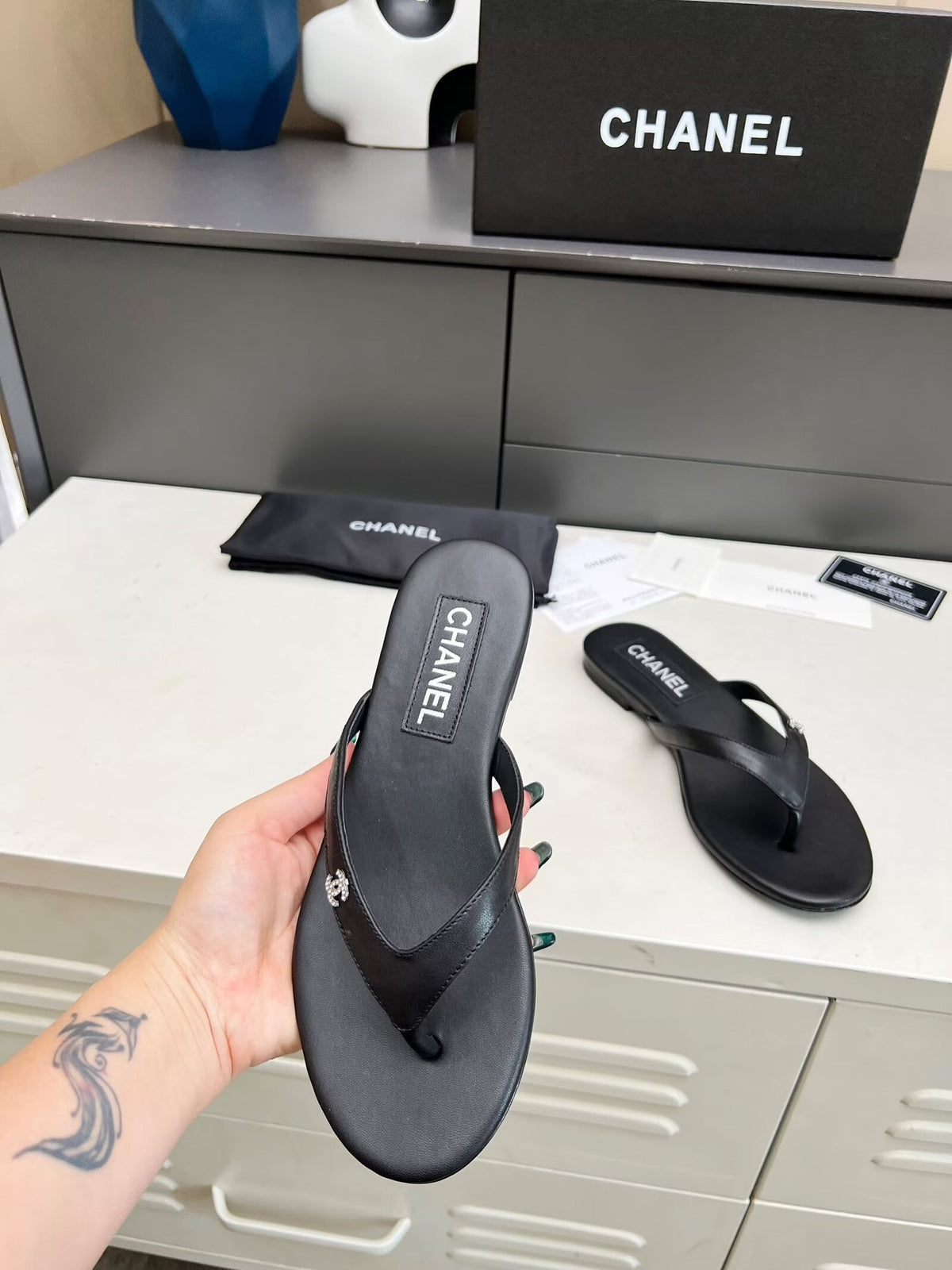 THONG SLIPPERS IN BLACK COWHIDE