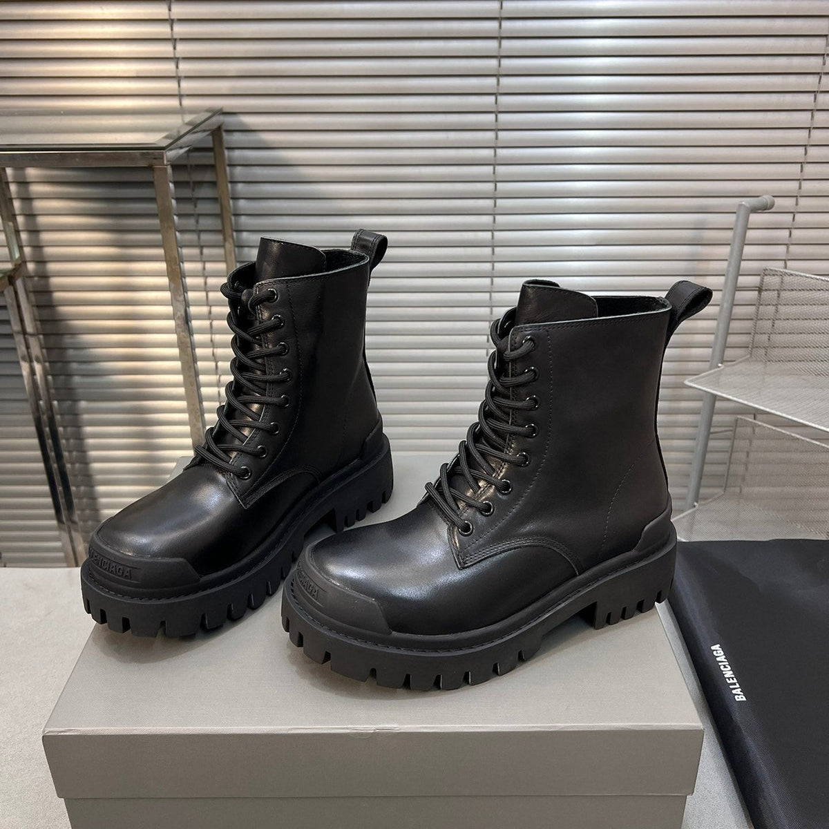CHUNKY BOOTS IN BLACK SMOOTH CALFSKIN