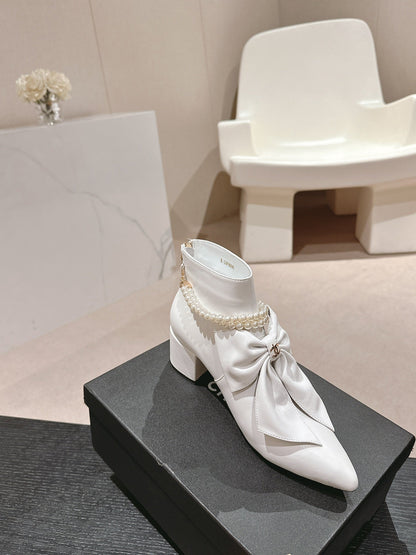 SHORT BOOTS IN WHITE SHEEPSKIN WITH BOW