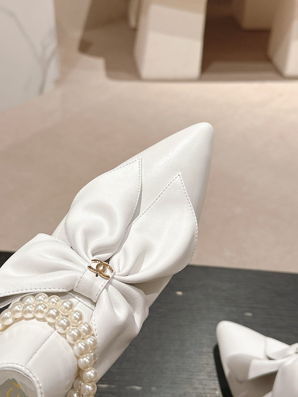 SHORT BOOTS IN WHITE SHEEPSKIN WITH BOW