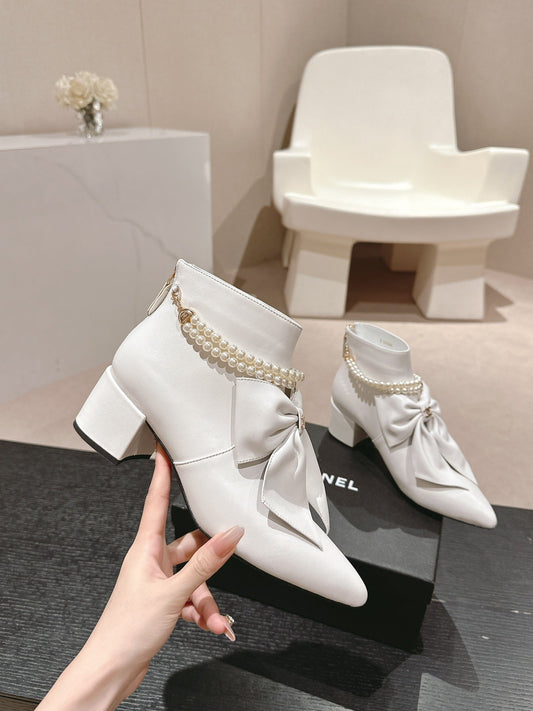 SHORT BOOTS IN WHITE SHEEPSKIN WITH BOW
