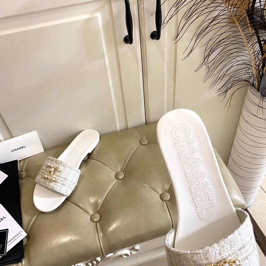 SLIPPERS IN WHITE CREAM TWEED MULE