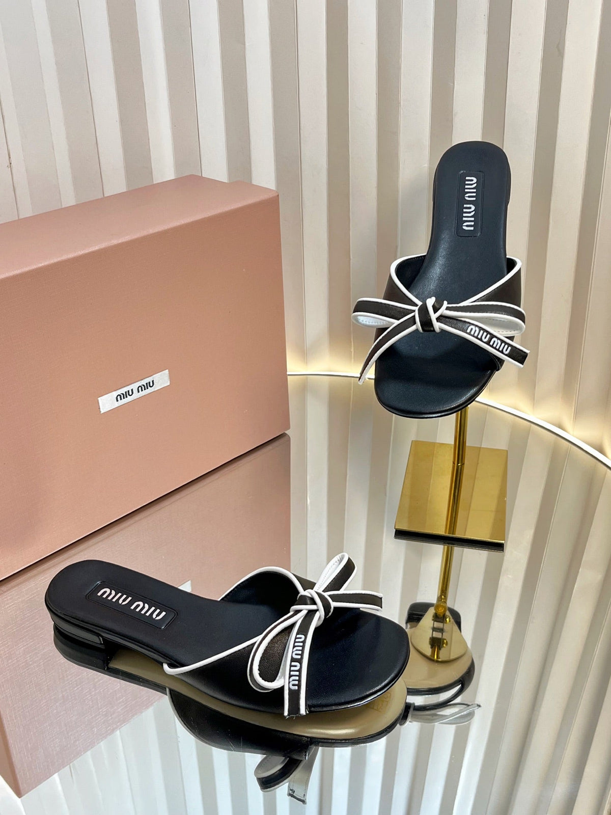 SLIDES SANDALS IN BLACK WITH WHITE BORDER CALFSKIN BOW IN TRAP
