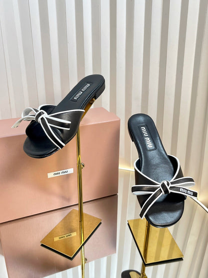 SLIDES SANDALS IN BLACK WITH WHITE BORDER CALFSKIN BOW IN TRAP
