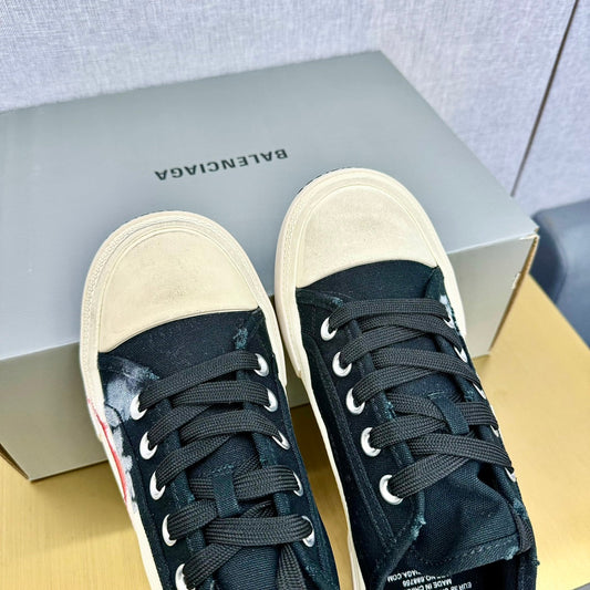 SNEAKERS IN BLACK CANVAS GRAFFITI LOGO