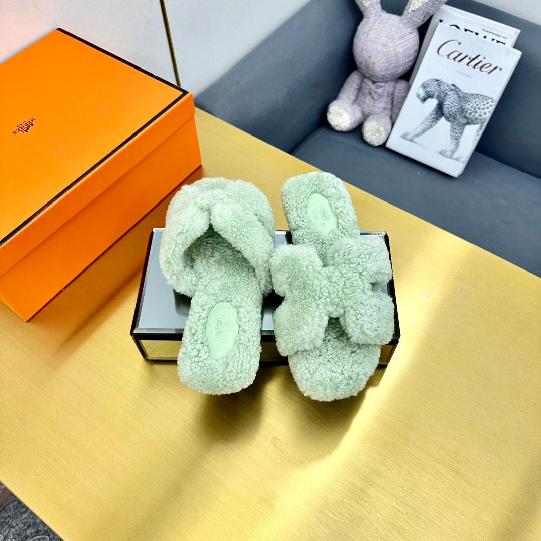 ORAN SHEARLING SANDALS PASTEL GREEN