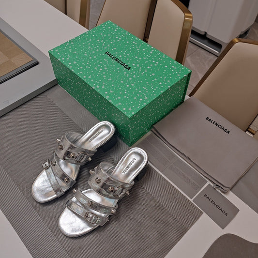 STRAPPY MEDIUM HEELED SANDALS IN SILVER STUDDED WAX-OIL SHEEPSKIN