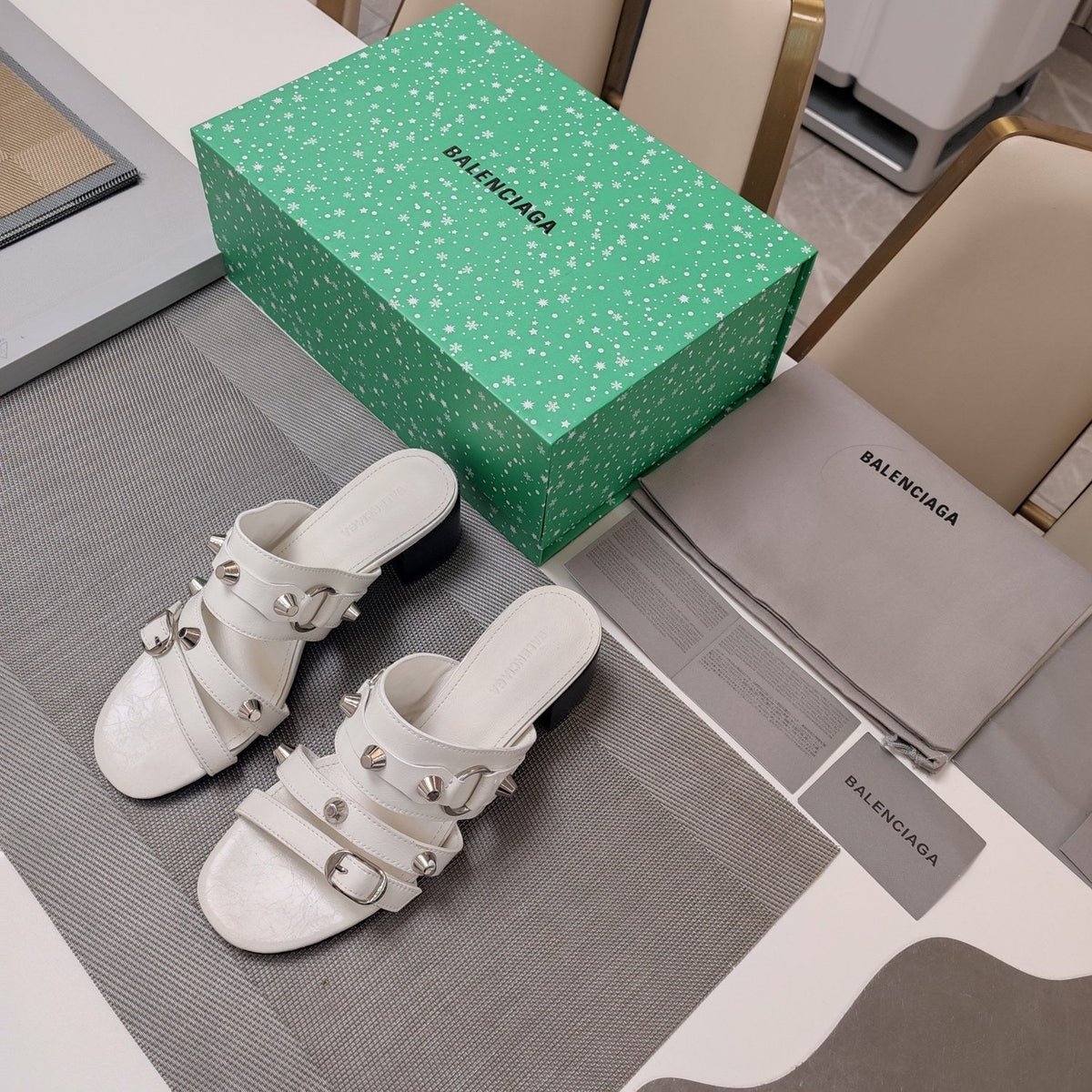 STRAPPY MEDIUM HEELED SANDALS IN WHITE STUDDED WAX-OIL SHEEPSKIN