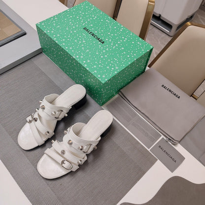 STRAPPY MEDIUM HEELED SANDALS IN WHITE STUDDED WAX-OIL SHEEPSKIN